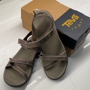 NEW IN BOX TEVA 1984 WOMEN’S VERRA SANDAL